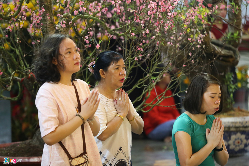 Người Sài Gòn xếp hàng để được gõ chuông chùa ngày đầu năm Người Sài Gòn xếp hàng để được gõ chuông chùa ngày đầu năm